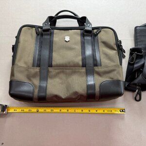 Victorinox Swiss Army Lexicon Pro Lexington 15" Green Nylon. Expandable